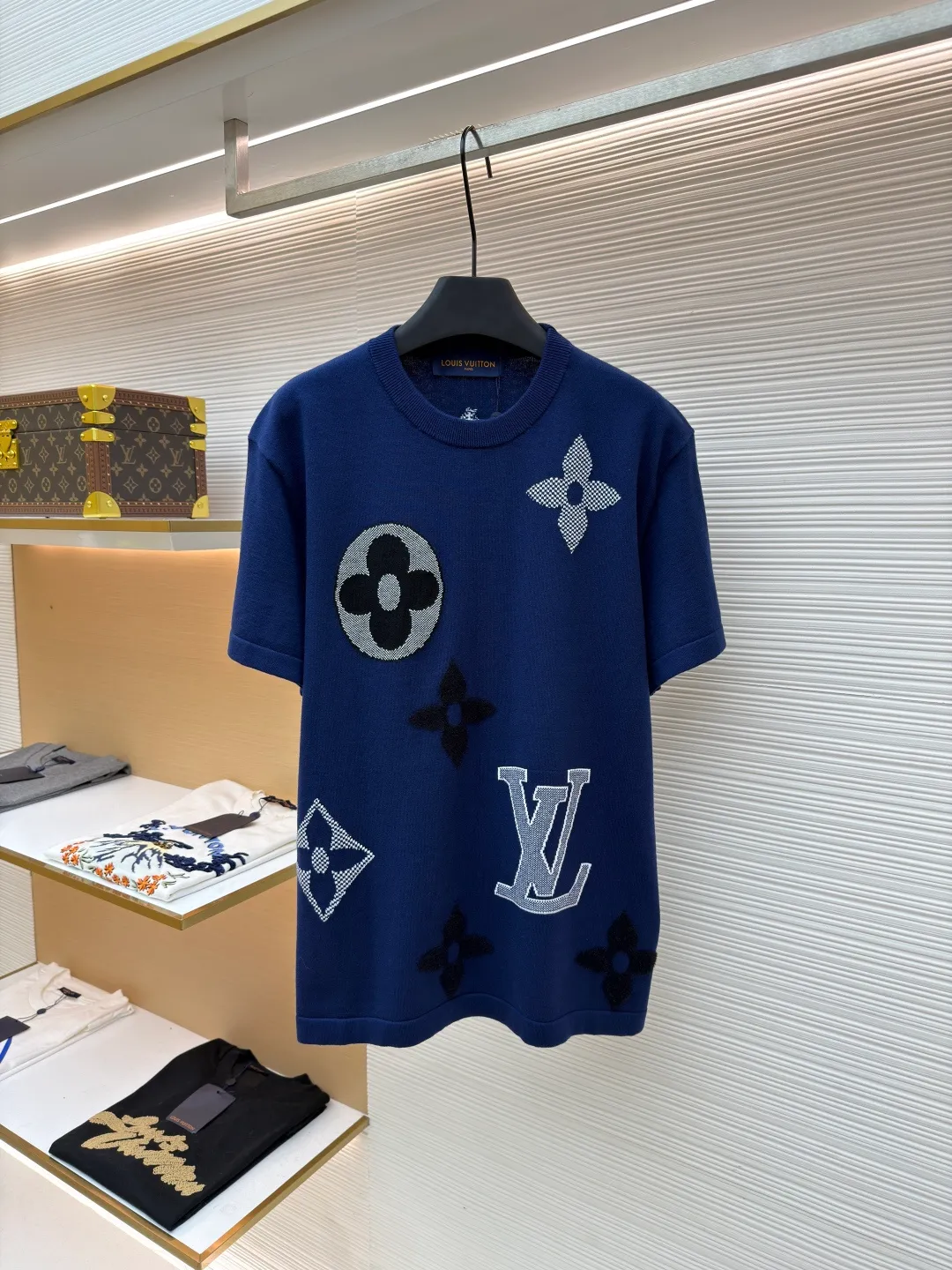 LOUIS VUITTON SKI ski series knitted intarsia round neck short-sleeved T-shirt ●Original version: Purchased and developed for 15999 ●Item number: 1681456-A85 ●Fabric: cotton fabric ●Technology: knitted intarsia production ●Color: blue ●Version: fitted version ●Weight: about 320 grams ●Size: XS-S-M-L ●Description: This T-shirt is made of high-quality knitted fabric, with a soft and crisp texture. The dark blue tone shows a high-end texture. The round neck structure adopts precision hemming technology, and the neckline fits the neck and is not easily deformed. The body of the garment is covered with the brand's classic logo, using a combination of jacquard and embroidery techniques. Different logo textures are three-dimensional and rich in color, highlighting the brand's high recognition. The body of the garment is sewn using industrial-grade flat seam technology. The stitches are smooth and even, and the stitches at the hem and cuffs are fine and firm. From the selection of knitted fabrics to the detailed control of logo technology, every process reflects Louis Vuitton's pursuit of craft precision and creative design. It not only retains the daily practicality of the T-shirt, but also demonstrates the brand's light luxury recognition through multiple logos. It is a fusion of knitting technology and fashion design. The overall wiring is straight and delicate, the fabric is comfortable and soft, and the color is consistent without color difference. It can be matched with the same style to create a fashionable look and control various occasions. Customized accessories, complete with three standards, same style for men and women!